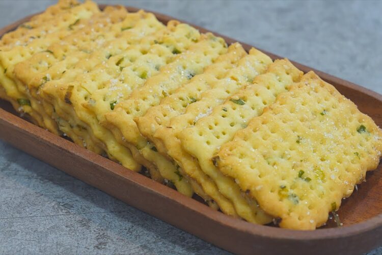 Perfect Cracker Recipe ! Easy and Delicious ! Saltine crackers with green Onion Recipe