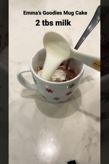 EASY CHOCOLATE MUG CAKE IN THE MICROWAVE!! (Emma’s Goodies)