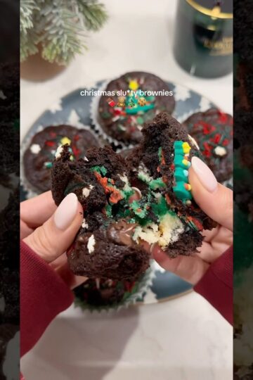 Christmas slu*ty brownies 🎄🍫 #christmasbrownies #brownies #christmas #shorts #baking #baking #yum