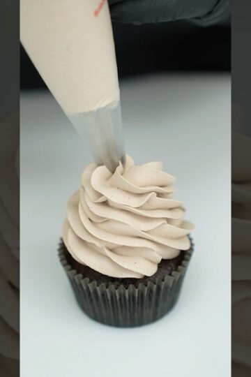 Pipe Cupcakes Like a Pro! | Easy Cupcake Decorating Tutorial 🎂✨