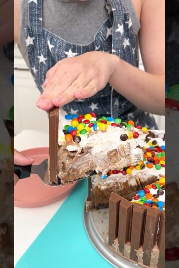 Easy no bake dessert  #recipe #easyrecipe #dessert #icecream #kitkats #chocolate #cake
