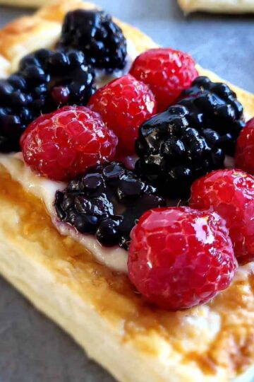 Puff pastry with raspberries and blackberries.