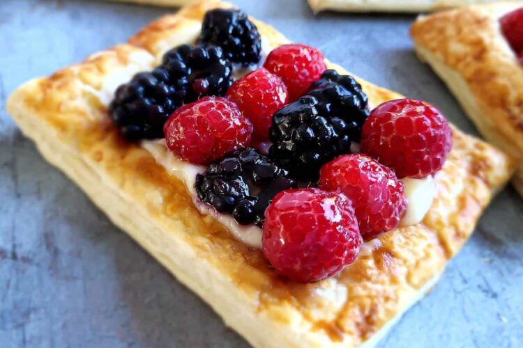 Puff pastry with raspberries and blackberries.
