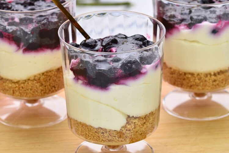 No-bake blueberry cheesecake cups