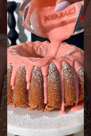 Fresh Strawberry Pound Cake at Grandbaby-Cakes.com #poundcake #strawberrycake