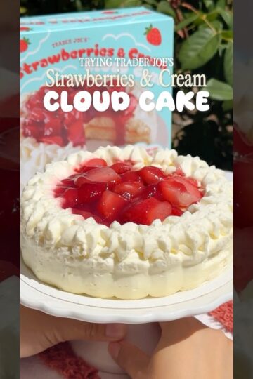Trying Trader Joe’s NEW Strawberries & Cream Cloud Cake ✨🍓☁️ #traderjoes #strawberry #cake