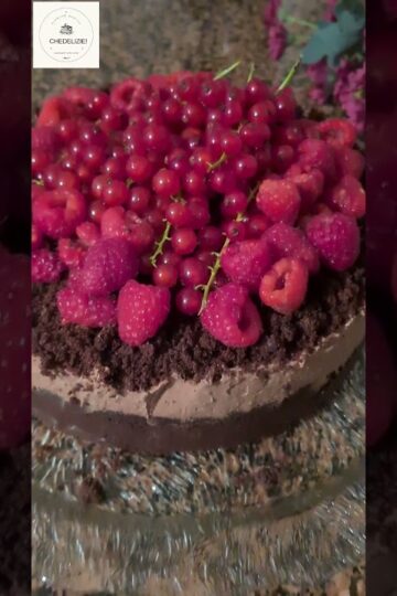 Red currant Raspberry Chocolate Cake! Gateau au chocolat avec groseilles et framboises! 😋