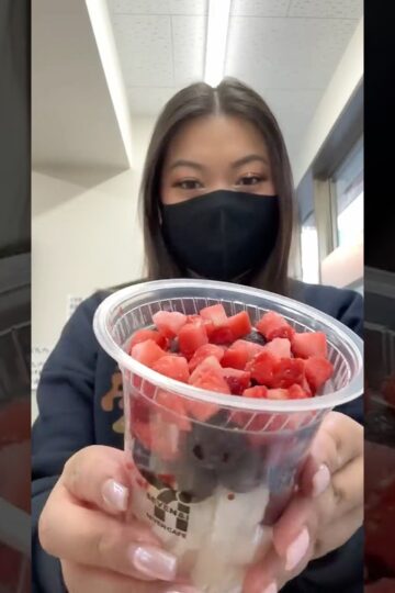 7 Eleven fruit smoothie in Japan 🫐🍓