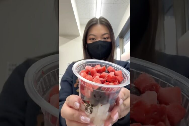 7 Eleven fruit smoothie in Japan 🫐🍓