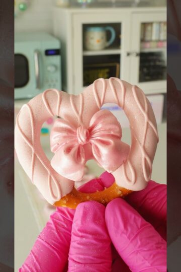 Chocolate Covered Pretzels 🥨🎀💕✨ #pretzels #chocolate #holidaytreats #christmastreats #shorts