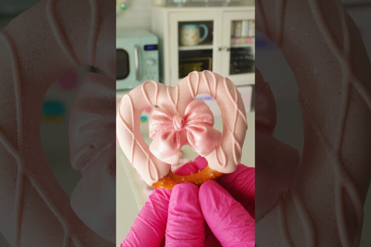 Chocolate Covered Pretzels 🥨🎀💕✨ #pretzels #chocolate #holidaytreats #christmastreats #shorts