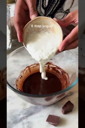 *NO OVEN* CHOCOLATE CAKE IN A SAUCEPAN #shorts