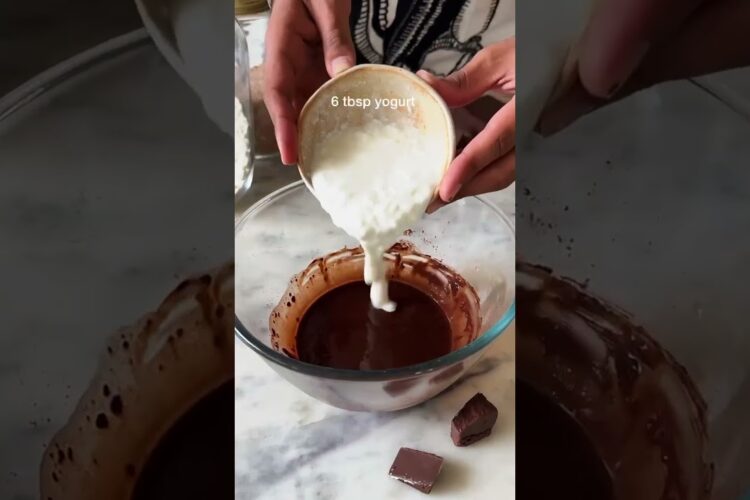 *NO OVEN* CHOCOLATE CAKE IN A SAUCEPAN #shorts