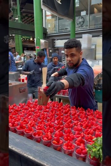 The viral chocolate covered strawberries from London’s Borough Market! #boroughmarket #chocolate