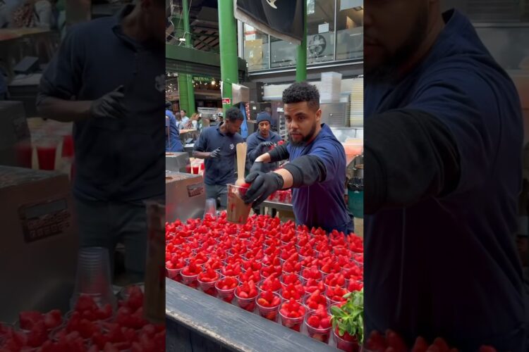 The viral chocolate covered strawberries from London’s Borough Market! #boroughmarket #chocolate