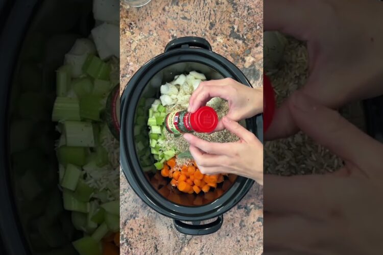 Easy Crockpot Chicken and Rice #crockpotrecipes #cooking #chicken #rice #delicious