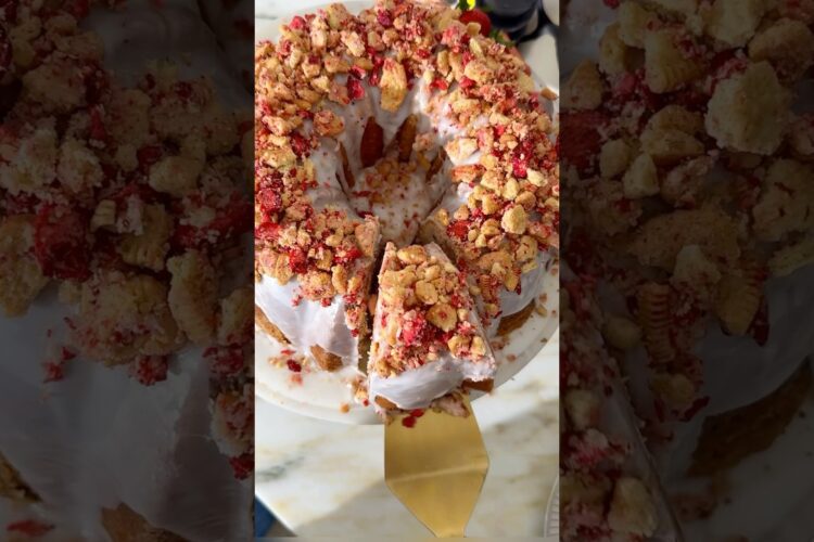 Strawberry Crunch Cake at Grandbaby-Cakes.com #strawberrycrunchcake #crunchcake #strawberrycake