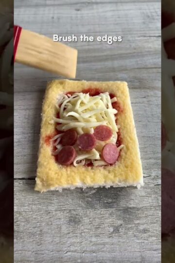 The easiest pizza snack ever! #easyrecipe #pizza #airfryer