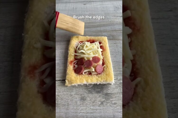 The easiest pizza snack ever! #easyrecipe #pizza #airfryer