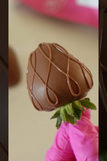 Chocolate Dipped Strawberries 🍓🍫 #chocolate #strawberries #dessert #treats #shorts