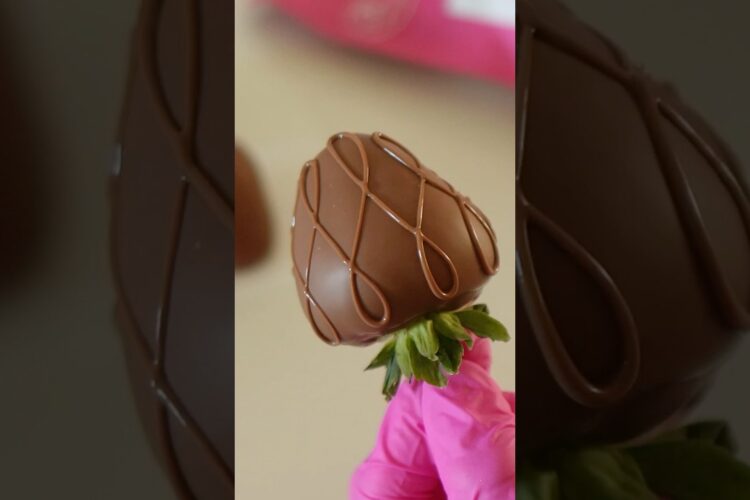 Chocolate Dipped Strawberries 🍓🍫 #chocolate #strawberries #dessert #treats #shorts