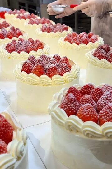 크리스마스에 1500개씩 팔린 케이크! 성수동으로 딸기 케이크 먹으러 오세요! / Amazing trendy strawberry cake - Korean food