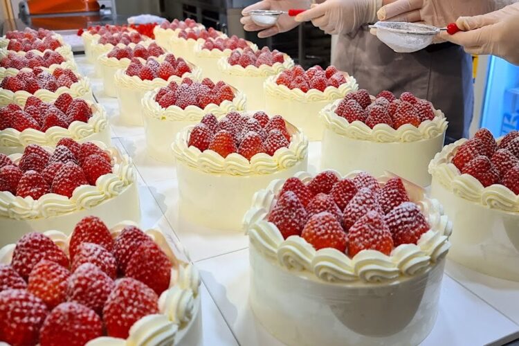 크리스마스에 1500개씩 팔린 케이크! 성수동으로 딸기 케이크 먹으러 오세요! / Amazing trendy strawberry cake - Korean food