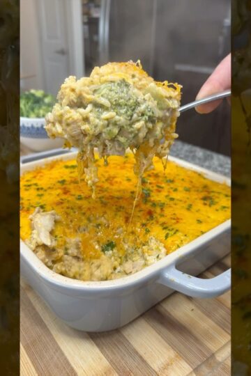 Cheesy Chicken Broccoli Rice Casserole🧀 for an easy dinner #cooking #casserole #dinnerrecipe #food