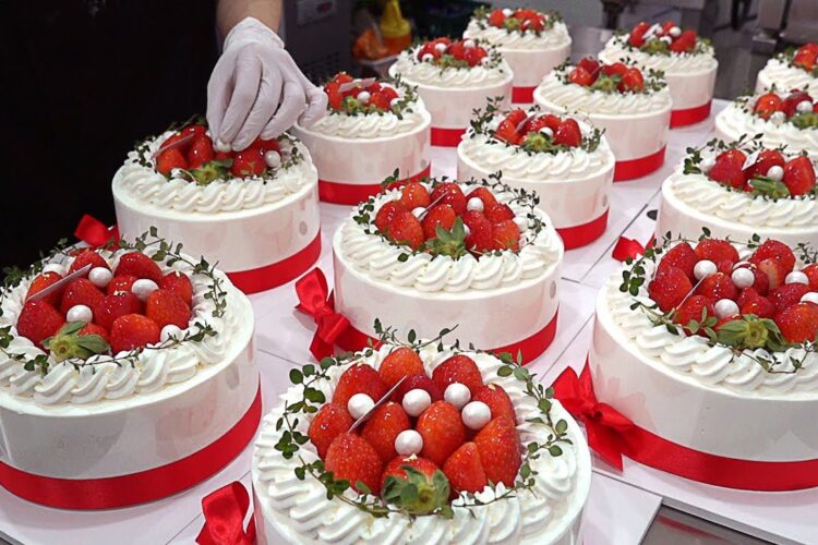 딸기케이크 Strawberry Bomb! Beautiful Strawberry Cake Making Process - Korean Bakery