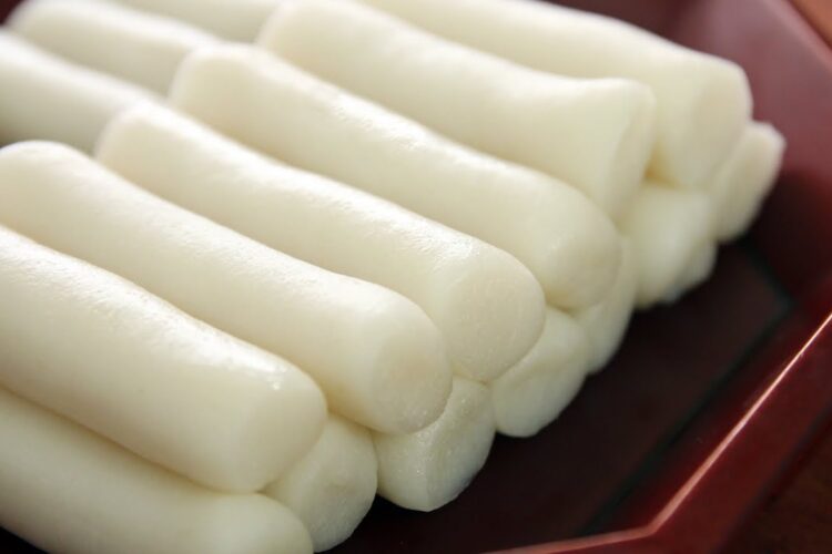 Garaeddeok (long cylinder shaped rice cake: 가래떡)