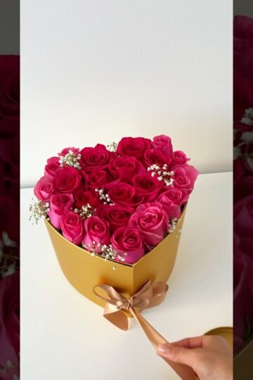 What do you think about this arrangement? #flowers #roses #chocolatecoveredstrawberries