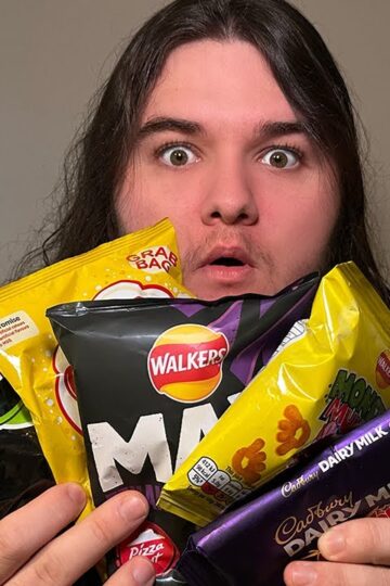 AMERICAN TRIES UK CRISPS AND CHOCOLATE