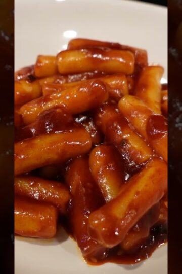 trying trader joe's tteokbokki (spicy korean rice cakes)