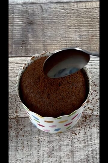 1 minute Cake In Cup In Microwave | No Egg No Milk No Butter Cake #Shorts