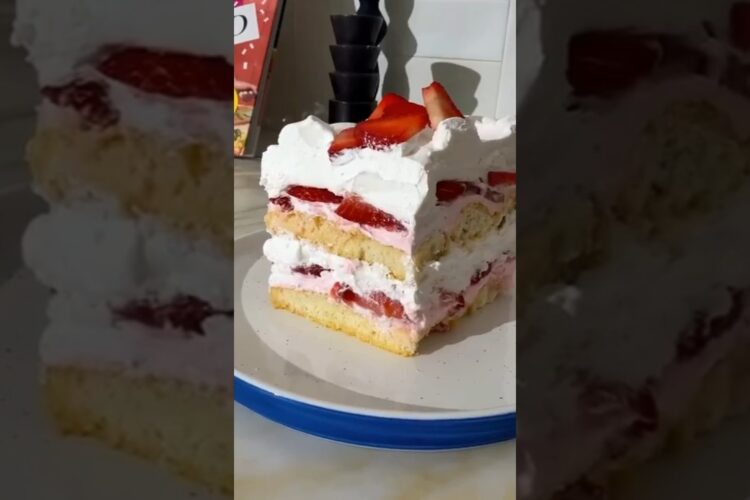 Strawberry Shortcake Tiramisu at Grandbaby-Cakes.com #tiramisu #strawberryshortcake #strawberrycake