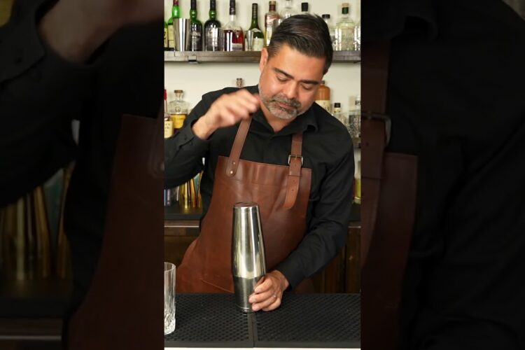 Classic Mojito Recipe for National Mojito Day! #mixeddrinks #cocktailoftheweek #cocktailrecipes