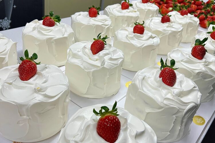 케익속에 딸기한팩이 통으로? 예약없인 못먹는 딸기 한팩 통 케이크 Popular korean strawberry cake - Korean street food