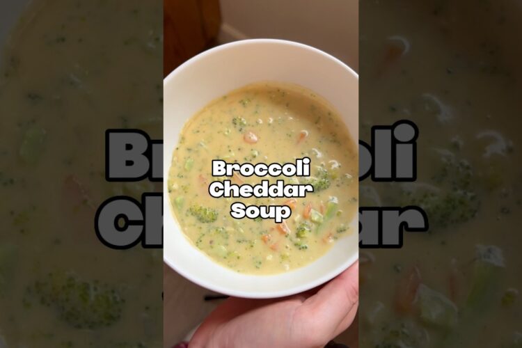 Broccoli cheddar soup recipe 🥦 a quick, cozy, healthy, and easy recipe for dinner tonight!