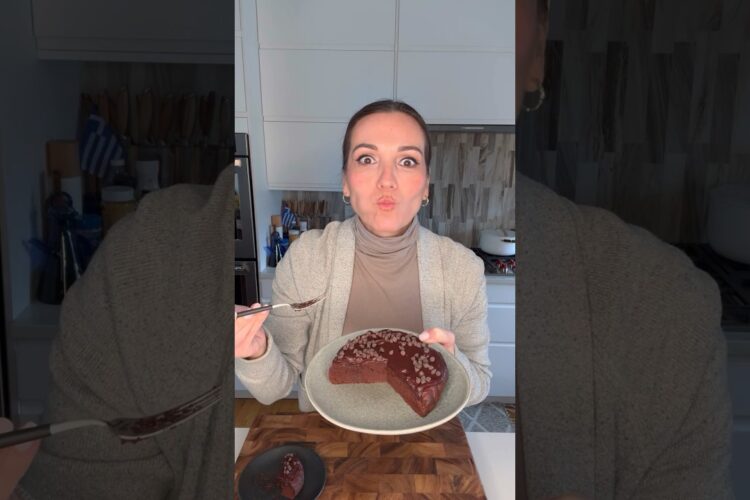 I can’t stop making this 3 Ingredient Flourless Chocolate Cake #shorts