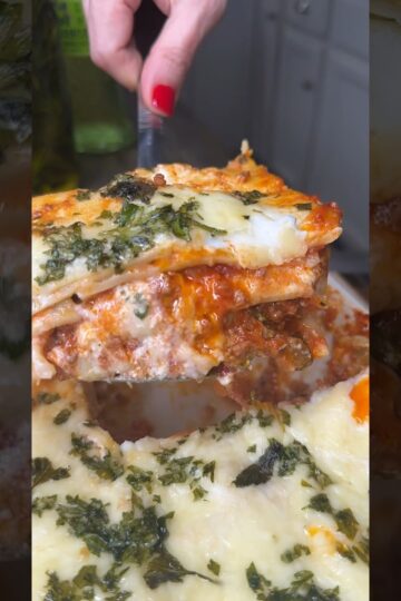 The BEST 🇮🇹 lasagna is made with béchamel and ricotta! #lasagna #recipe
