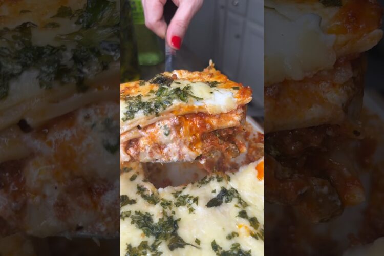 The BEST 🇮🇹 lasagna is made with béchamel and ricotta! #lasagna #recipe