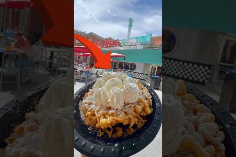 The BEST theme park Funnel Cake is at Universal Studios Hollywood #shorts