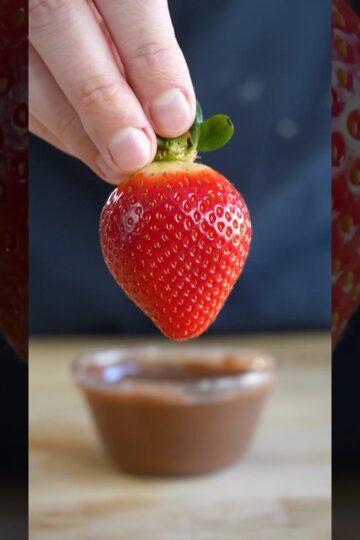 HOW CHEFS MAKE CHOCOLATE COVERED STRAWBERRIES!!!