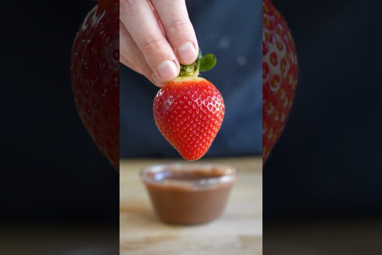 HOW CHEFS MAKE CHOCOLATE COVERED STRAWBERRIES!!!