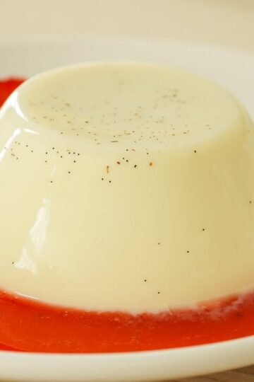 Vanilla Panna Cotta With Strawberry Sauce