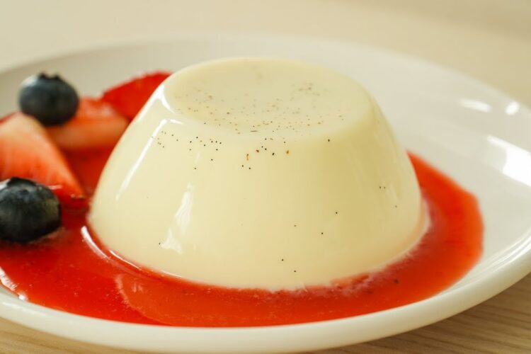 Vanilla Panna Cotta With Strawberry Sauce