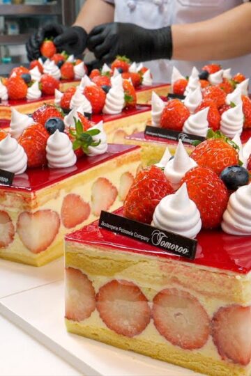 꾸덕한 크림과 딸기가 한가득! 떠먹는 프레지에 케이크 / How to make strawberry fraisier cake - Korean street food