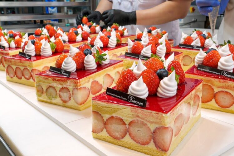 꾸덕한 크림과 딸기가 한가득! 떠먹는 프레지에 케이크 / How to make strawberry fraisier cake - Korean street food