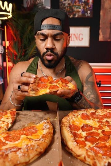 Little Caesar's New Stuffed Pretzel Crust - HEAT!