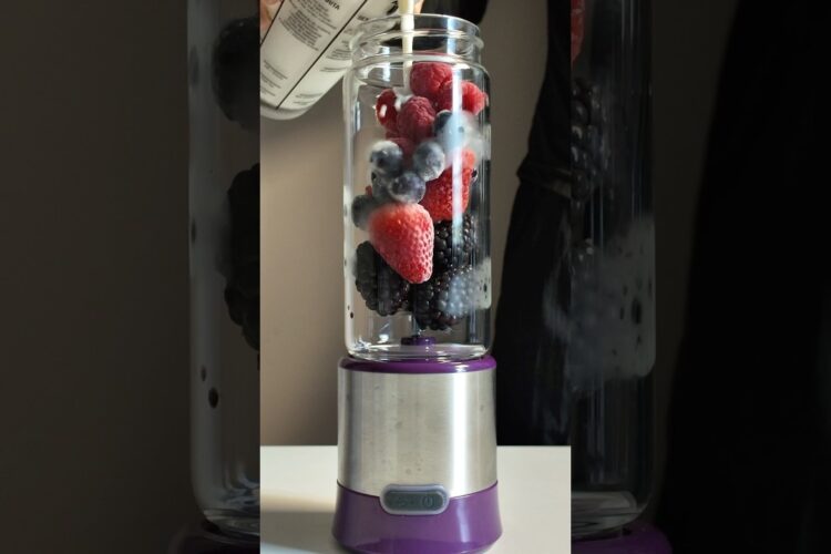 Blender 4 Berries Smoothie #satisfying #shorts #recipe #smoothie #blender #juice #homecafe #berry